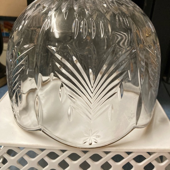 Chrystal cut bowl with gold edges around the top - Picture 2 of 4